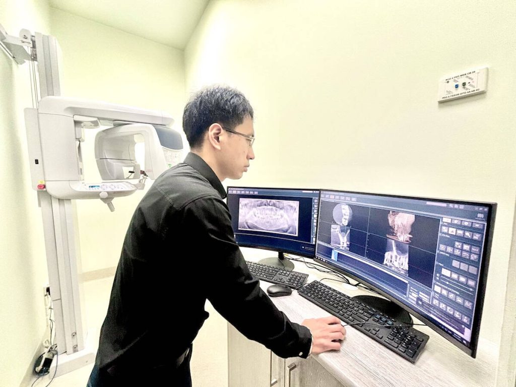 Prahran Dentist reviewing 3D X-ray-of wisdom teeth
